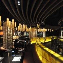 Elegancki wystrój restauracji z unikalnym sufitem i nastrojowym oświetleniem, idealny na wyjątkowe okazje i spotkania biznesowe.