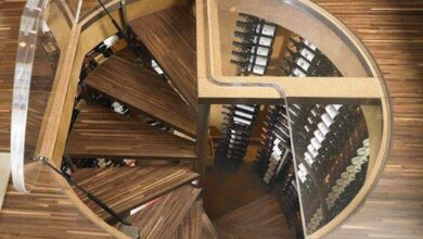 Eleganckie schody spiralne z drewna, idealne do nowoczesnych wnętrz, zapewniające funkcjonalność i stylowe wykończenie przestrzeni. Doskonałe rozwiązanie do domu, biura czy kawalerki.