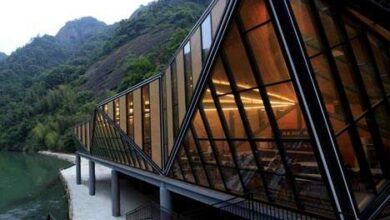 Nowoczesna szklana architektura w otoczeniu gór i jeziora, unikalny design i widoki, idealne na relaks i inspirację, PaniDyrektor.pl, optymalne rozwiązania dla projektów architektonicznych.