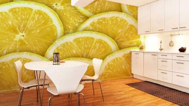 Lifestyle koniec kuchnia z cytrynami w tle, nowoczesne wnętrze, jasne meble i podłoga, świeży i optymalny wystrój kuchni, zdrowe gotowanie, naturalne motywy, wnętrza inspirowane zdrowiem, aranżacja kuchni, design wnętrz optima.