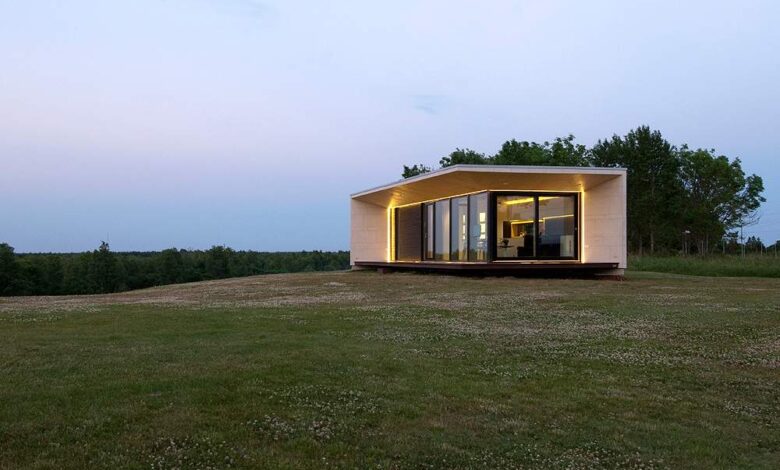 Elegancki nowoczesny dom jednorodzinny na otwartej przestrzeni z panoramicznymi oknami i minimalistycznym designem, idealny dla miłośników architektury i komfortu życia na świeżym powietrzu.