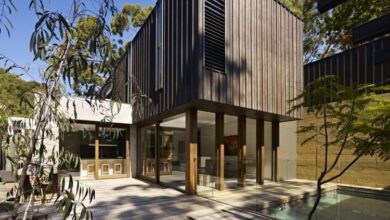 Nowe nowoczesne domy drewniane z dużymi przeszkleniami i tarasami, projekt inspirowany architekturą minimalistyczną, harmonia z naturą, optymalny design i funkcjonalność w przestronnych wnętrzach.