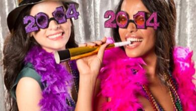 Nowoczesne zdjęcie na Sylwestra, kobiety w śmiesznych gadżetach i czapkach Nowy Rok 2014, idealne na imprezy rozrywkowe, pełne radości i dobrej zabawy.