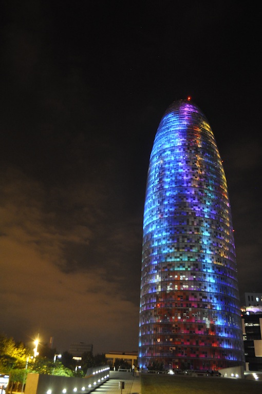 torre_agbar_wieżowiec_nowoczesny_hiszpania_barcelona_wspolczesna_architektura-w_mieście