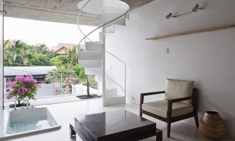 Nowe, jasne mieszkanie z widokiem na ogród i morze, minimalistyczny wystrój, naturalne światło, balkon, relaksująca przestrzeń, nowoczesny design, komfort i funkcjonalność.