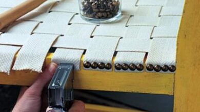 Precyzyjne wykończenie mebli z drewnianymi elementami i metalowymi kulami do dekoracji, profesjonalne użycie narzędzi montażowych, staranne wykończenie powierzchni w warsztacie stolarza.