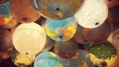 Globus ziemi na tle innych gymbalow, wizualizacja edukacyjna i geograficzna, inspiracja do nauki o świecie, ukazanie różnorodności kontynentów i kultur, sklep edukacyjny, materiały do nauki geografii dla dzieci i młodzieży.