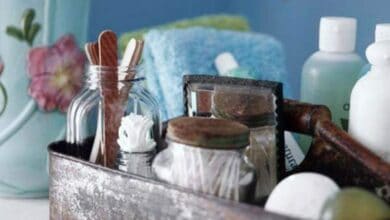 Pielęgnacyjne produkty do manicure i kosmetyki w drewnianym pudełku, na tle kwiatów i ręczników, idealne do dbania o dłonie i paznokcie, oferta optymalnych rozwiązań pielęgnacyjnych.