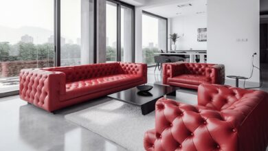 Nowoczesny salon w wysokim standardzie z czerwonymi skórzanymi sofami, przestrzeń biurowa i architektura minimalistyczna, panoramiczne okna z widokiem na miasto, elegancki wystrój wnętrz, luksusowe wnętrza dla klientów i pracowników.