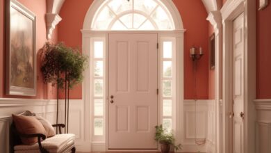 Eleganckie polecane drzwi wejściowe do domu w klasycznym stylu, w kolorze białym z dużym oknem nad drzwiami, w pięknej jasnopomarańczowej aranżacji wnętrza z naturalnym światłem.
