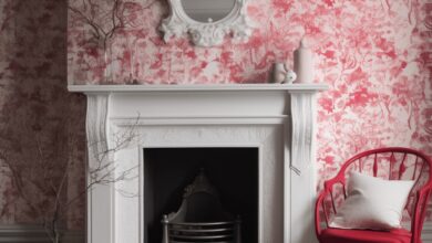 Stylowa dekoracja wnętrza, biała kominek z ozdobnym lustrem na tle czerwono-białej tapety, elegancki design, nowoczesny wystrój salonu, eleganckie dodatki, komfortowa przestrzeń życiowa.