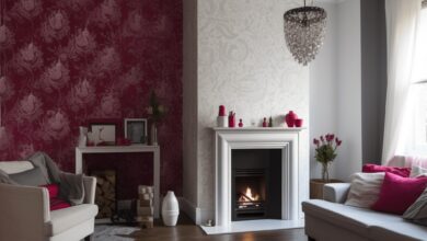 Przytulny salon z kominkiem, różowe i białe elementy dekoracyjne, stylowe meble i ciepłe oświetlenie, elegancka aranżacja wnętrz z akcentami w odcieniach różu i bieli.