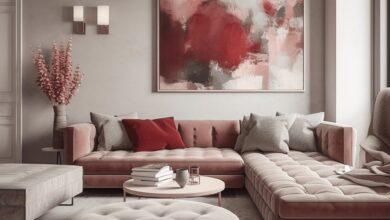 Nowoczesny salon w pastelowych odcieniach różu i szarości z elegancką grafiką na ścianie, miękkimi poduszkami i komfortowym meblem do odpoczynku, idealny do aranżacji wnętrz zgodnych z trendami optima.