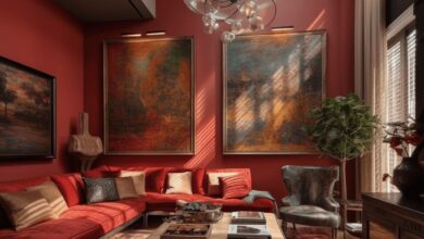 Spokojny salon w stylu nowoczesnym z czerwonym akcentem, duże obrazy na ścianach i eleganckie meble, w tle przestronne okno z zasłonami, dekoracyjny żyrandol, idealny dla osób ceniących komfort i styl.