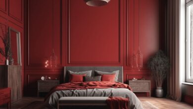 Czerwone wnętrze sypialni, nowoczesny wystój, eleganckie meble i naturalne światło, inspiracja do aranżacji, stylowe dekoracje, przytulny klimat, modne kolory, luksusowy design, aranżacja pomieszczeń, komfort i elegancja.