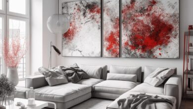 Nowoczesny salon z dużą sofą, abstrakcyjne dzieła sztuki na ścianie, minimalistyczne wyposażenie, naturalne światło, elegancki wystrój, wnętrze mieszkania, dekoracje w stylu skandynawskim.