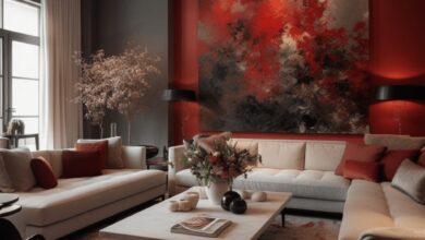 Nowoczesny salon w eleganckim stylu z dużymi kanapami, abstrakcyjnym obrazem na czerwonej ścianie, dekoracyjnymi dodatkami i przytulną atmosferą dla optima relaksu i komfortu.