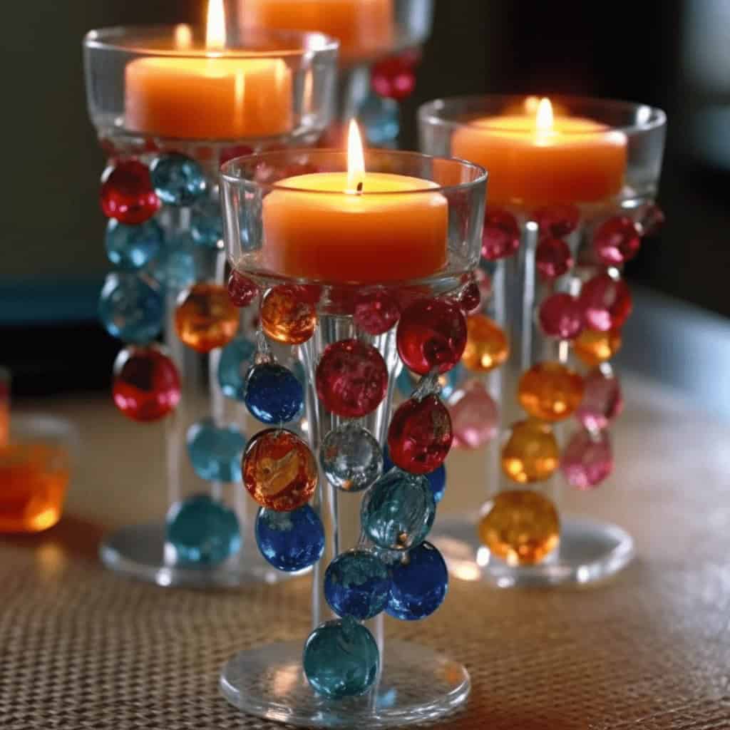 Kolorowe świece w szklanych świecznikach z dekoracyjnymi kryształkami na stronie PaniDyrektor.pl.
