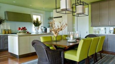 Nowa elegancka jadalnia z nowoczesnym oświetleniem, zielonymi krzesłami i klimatycznym wystrojem w kuchni, idealna do codziennych posiłków i spotkań rodzinnych.