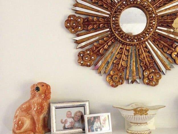 Dekoracyjny, ozdobny zegar ścienny w stylu słońca z drewnianymi elementami, eleganckie dodatki na komodzie w przestrzeni domowej, efektowny element wystroju wnętrza, idealny do wnętrz w stylu vintage i boho.