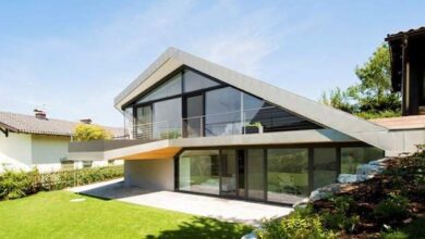 Nowe nowoczesne domy jednorodzinne z dużymi oknami i tarasami, idealne do korzystania z naturalnego światła, inspirowane nowoczesną architekturą, dostępne na PaniDyrektor.pl.