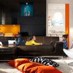 - nowoczesny pokój dziecięcy z komfortową kanapą i atrakcjami dla maluchów.