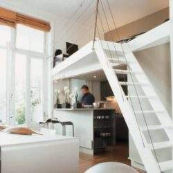 Nowoczesne wnętrze komfortowego domu z antresolą i dużymi oknami zapewnia naturalne światło, funkcjonalną kuchnią oraz eleganckim wykończeniem. Idealny design dla wymagających klientów.