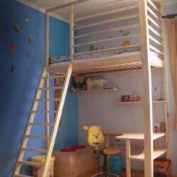 Drewniana antresola z biurkiem i regałem, pokój dziecięcy, aranżacja, meble do pokoju dziecięcego, optymalizacja przestrzeni, PaniDyrektor.pl.