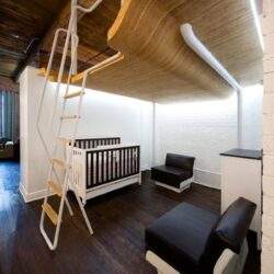 łóżko typu podwieszany kojec dla dzieci, nowoczesne rozwiązanie w pokoju dziecięcym, komfort i funkcjonalność, optymalny design, przyjazne dla dziecka i rodziców, aranżacja wnętrz dziecięcych.