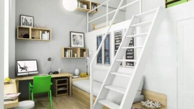 Nowa przestrzeń do pracy i nauki w funkcjonalnym, nowoczesnym wnętrzu z białą drabinką i stylowymi półkami. Optymalny design dla domowego biura i kreatywności.