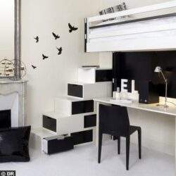 Nowoczesne biurko studyjne z piętrowym łóżkiem dla dzieci w minimalistycznym stylu, czarno-białe meble, idealne do urządzenia pokoju dziecięcego lub młodzieżowego.