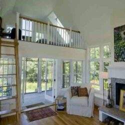 Przestronne jasne mieszkanie z wysokim sufitem, dużymi oknami, balkonem i przytulnym salonem z kominkiem, idealne dla osób ceniących komfort i kontakt z naturą.