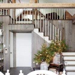 Naturalne drewniane schody i balustrady w rustykalnym stylu, dom z loftowym wystrojem, wnętrze z pięknym oświetleniem i dekoracją świąteczną, przytulny klimat, idealne do wpisów o aranżacji wnętrz optima.