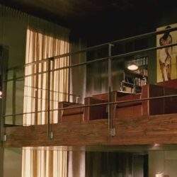 Nowe wnętrze z antresolą, eleganckie biuro z drewnianym tarasem, komfortowe miejsce pracy z balustradą i naturalnym światłem, idealne do spotkań biznesowych i konsultacji.