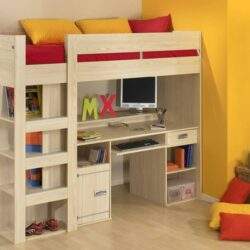 Łóżko loftowe z miejscem do nauki i przechowywania dla dzieci, w jasnym drewnie, z biurkiem, półkami i schodami, na żółtej ścianie z kolorowymi dodatkami i akcesoriami do pokoju dziecięcego.