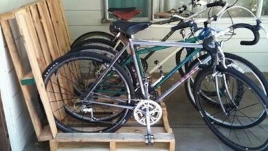 Rowery na stojaku z drewna przy domu, gotowe do jazdy, idealne na fitness i zdrowy styl życia, energooszczędny środek transportu.