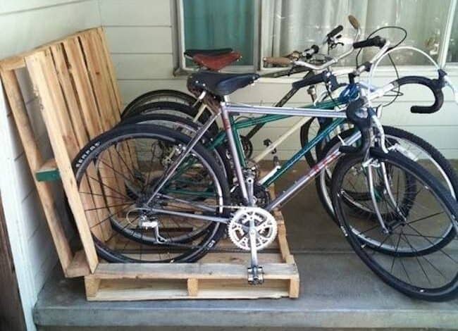 Rowery na stojaku z drewna przy domu, gotowe do jazdy, idealne na fitness i zdrowy styl życia, energooszczędny środek transportu.