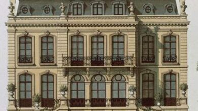 Ekskluzywna kamienica z ozdobnym balkonem i dużymi oknami, odzwierciedlająca luksus i elegancję, idealna dla inwestycji w nieruchomości na rynku premium.