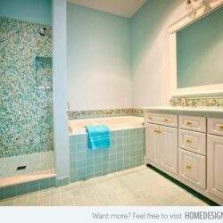 Przestronna łazienka z wanną i prysznicem w jasnych pastelowych kolorach, idealna do relaksu i codziennej higieny. Nowoczesny wystrój z dużym lustrem i funkcjonalną szafką na kosmetyki.