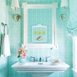 Przytulna łazienka w stylu glamour z pastelowymi akcentami, lustrem, oświetleniem i kwiatami, idealna dla optymalnych rozwiązań w aranżacji wnętrz.