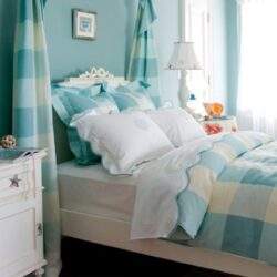 Przytulny, morski styl sypialni z niebieskimi i pastelowymi kolorami, eleganckim łóżkiem, jasnym oświetleniem, dekoracjami na oknie i odpowiednim wykończeniem wnętrza dla relaksu i odpoczynku.