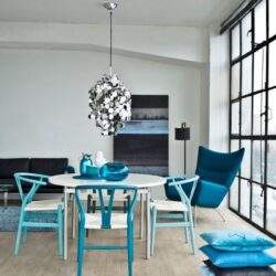 Stylowe wnętrze jadalni z nowoczesnym designem, jasne kolory, wygodne krzesła i eleganckie oświetlenie, idealne dla optymalnych rozwiązań aranżacji przestrzeni.