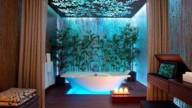 Relaksacyjna łaźnia parowa z jacuzzi otoczona zielenią, nowoczesny design, aromaterapia, spa, wellness, kąpiel relaksacyjna, estetyka, komfort, zdrowie.