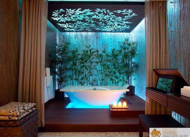 Relaksacyjna łaźnia parowa z jacuzzi otoczona zielenią, nowoczesny design, aromaterapia, spa, wellness, kąpiel relaksacyjna, estetyka, komfort, zdrowie.