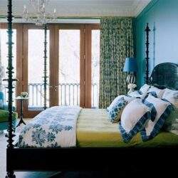 Piękny elegancki pokój sypialny z dużymi oknami, dekoracyjnym łóżkiem i komfortowymi dodatkami, idealny do relaksu i odpoczynku.