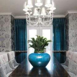 Luksowoczesny stół z dekoracyjną doniczką z zielonymi roślinami, elegancka aranżacja wnętrza, wykwintne wnętrza domu, wystrój salonu, aranżacja wnętrz w stylu premium.