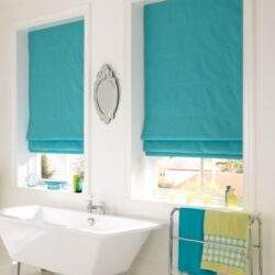 Lampy do łazienki z niebieskimi roletami i stylowym lustrem, nowoczesny wystrój, optymalna funkcjonalność, aranżacja wnętrza, komfort i estetyka, inspiracje do łazienki, PaniDyrektor.pl.