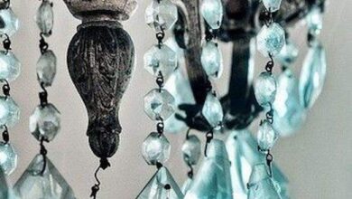 Ozdobny żyrandol z kryształami, eleganckie oświetlenie wnętrz, stylowe dekoracje do salonu i jadalni, wysokiej jakości lampy kryształowe, dodające luksusu i klasy wnętrzom.