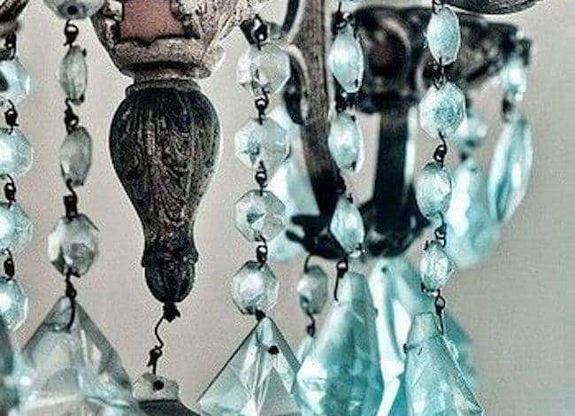 Ozdobny żyrandol z kryształami, eleganckie oświetlenie wnętrz, stylowe dekoracje do salonu i jadalni, wysokiej jakości lampy kryształowe, dodające luksusu i klasy wnętrzom.