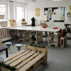 Rękodzieło i design, przestrzeń do twórczej pracy, kreatywne warsztaty, sala do rękodzieła, miejsce spotkań artystycznych, Pani Dyrektor, przestrzeń kreatywna dla hobbystów, projekt DIY, warsztaty rękodzielnicze, nowoczesne wnętrze z elementami drewna, inspirujące miejsce do tworzenia.